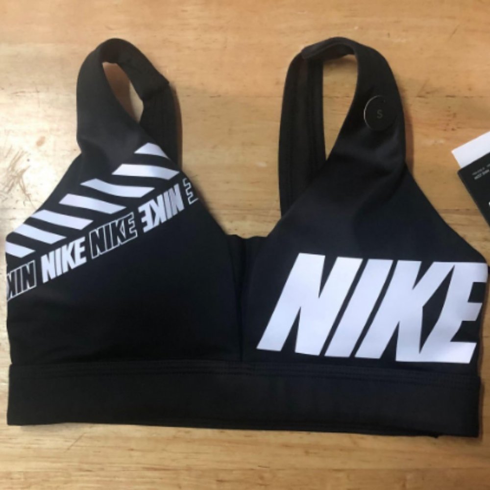 nike woman sports bra